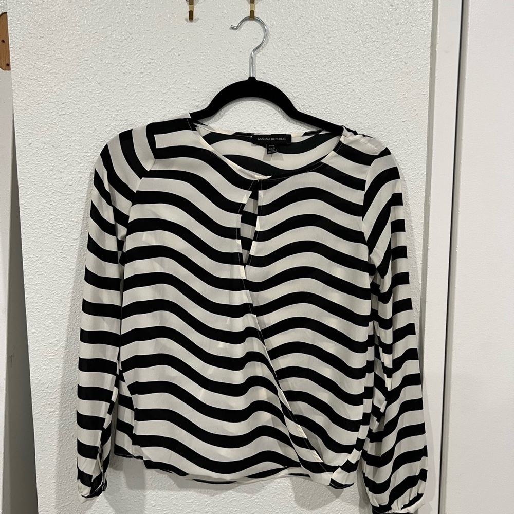 💟 Banana Republic black & while striped blouse with front opening -XXS - Picture 3 of 12